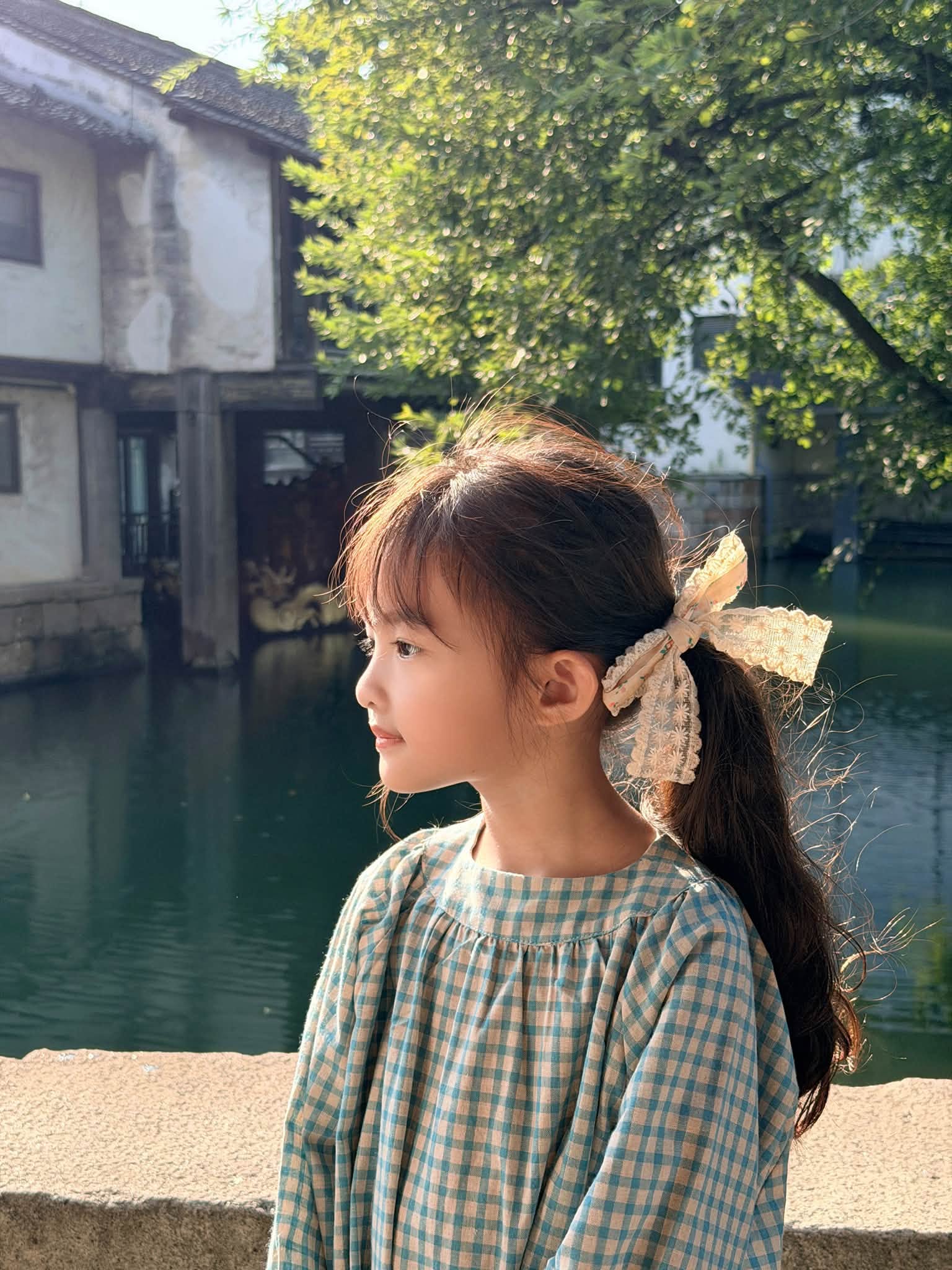 Đ&ocirc;ng Nhi đ&oacute;n sinh nhật ở Trung Quốc, khoe ảnh gia đ&igrave;nh ngọt ng&agrave;o b&ecirc;n &ocirc;ng x&atilde;, visual 2 &aacute;i nữ khiến d&acirc;n mạng xu&yacute;t xoa: Đồng loạt &ldquo;xin v&iacute;a bỏ bụng&rdquo; - Ảnh 11.