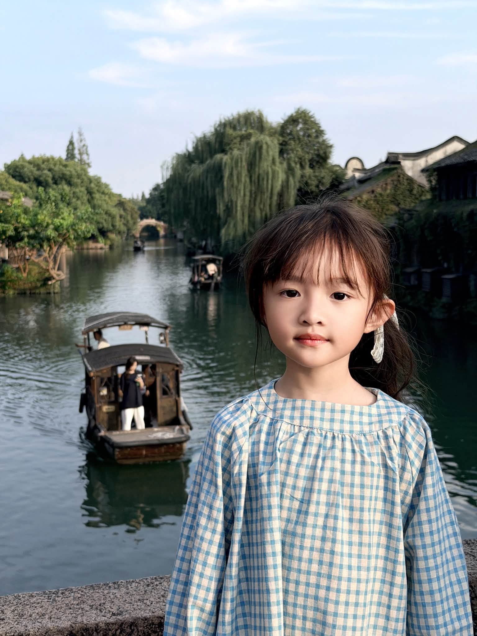 Đ&ocirc;ng Nhi đ&oacute;n sinh nhật ở Trung Quốc, khoe ảnh gia đ&igrave;nh ngọt ng&agrave;o b&ecirc;n &ocirc;ng x&atilde;, visual 2 &aacute;i nữ khiến d&acirc;n mạng xu&yacute;t xoa: Đồng loạt &ldquo;xin v&iacute;a bỏ bụng&rdquo; - Ảnh 10.