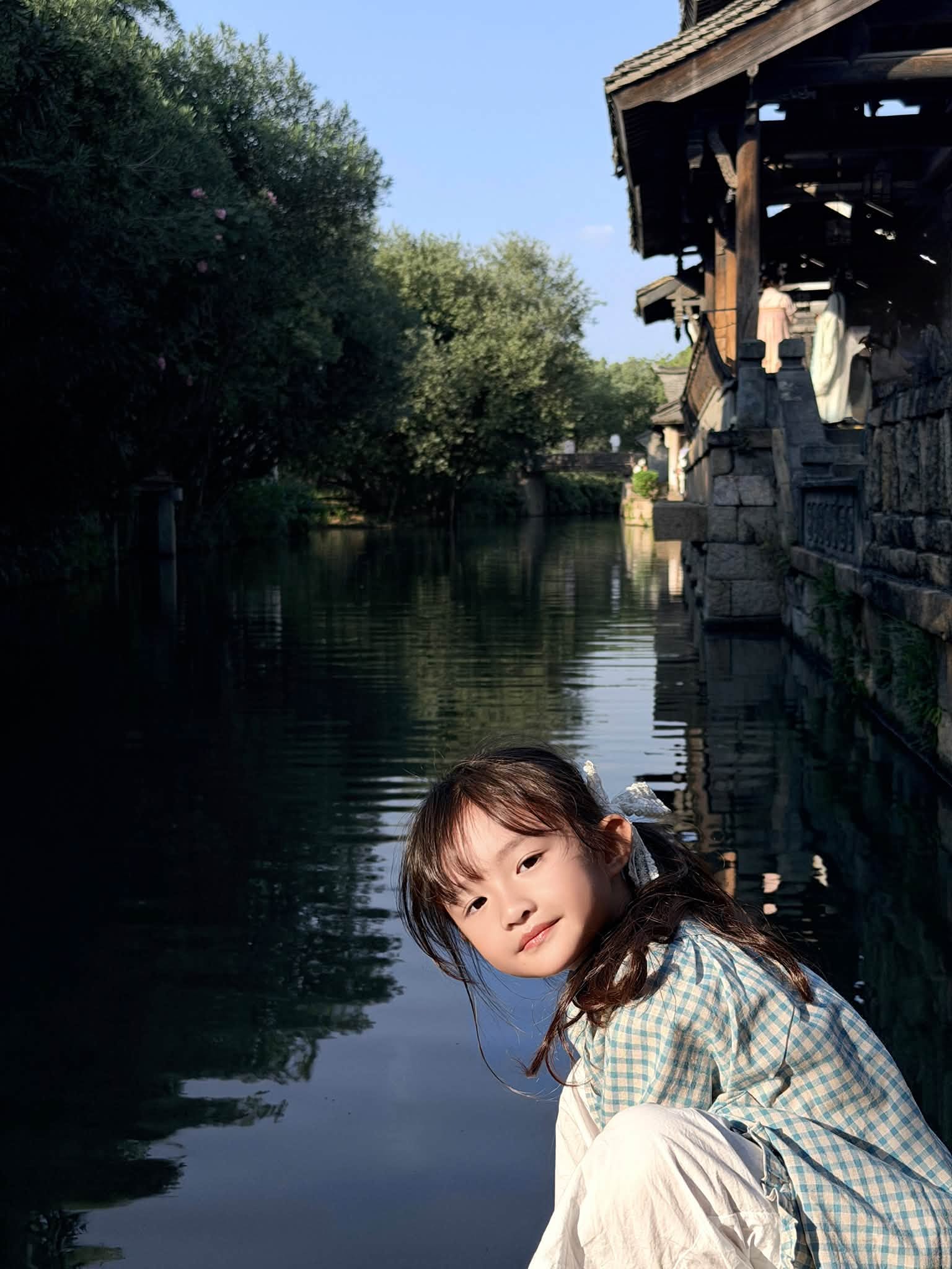 Đ&ocirc;ng Nhi đ&oacute;n sinh nhật ở Trung Quốc, khoe ảnh gia đ&igrave;nh ngọt ng&agrave;o b&ecirc;n &ocirc;ng x&atilde;, visual 2 &aacute;i nữ khiến d&acirc;n mạng xu&yacute;t xoa: Đồng loạt &ldquo;xin v&iacute;a bỏ bụng&rdquo; - Ảnh 13.