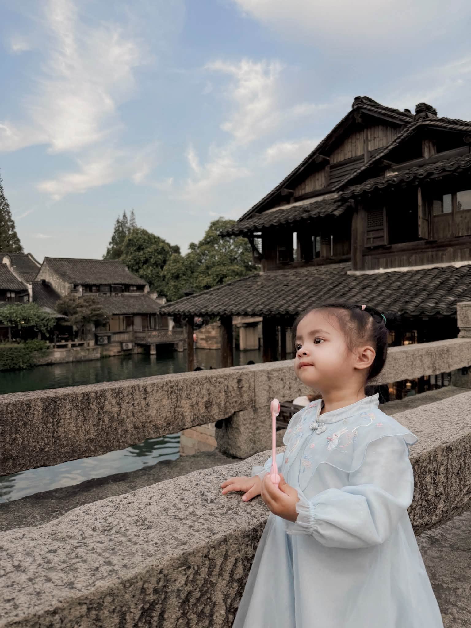 Đ&ocirc;ng Nhi đ&oacute;n sinh nhật ở Trung Quốc, khoe ảnh gia đ&igrave;nh ngọt ng&agrave;o b&ecirc;n &ocirc;ng x&atilde;, visual 2 &aacute;i nữ khiến d&acirc;n mạng xu&yacute;t xoa: Đồng loạt &ldquo;xin v&iacute;a bỏ bụng&rdquo; - Ảnh 20.