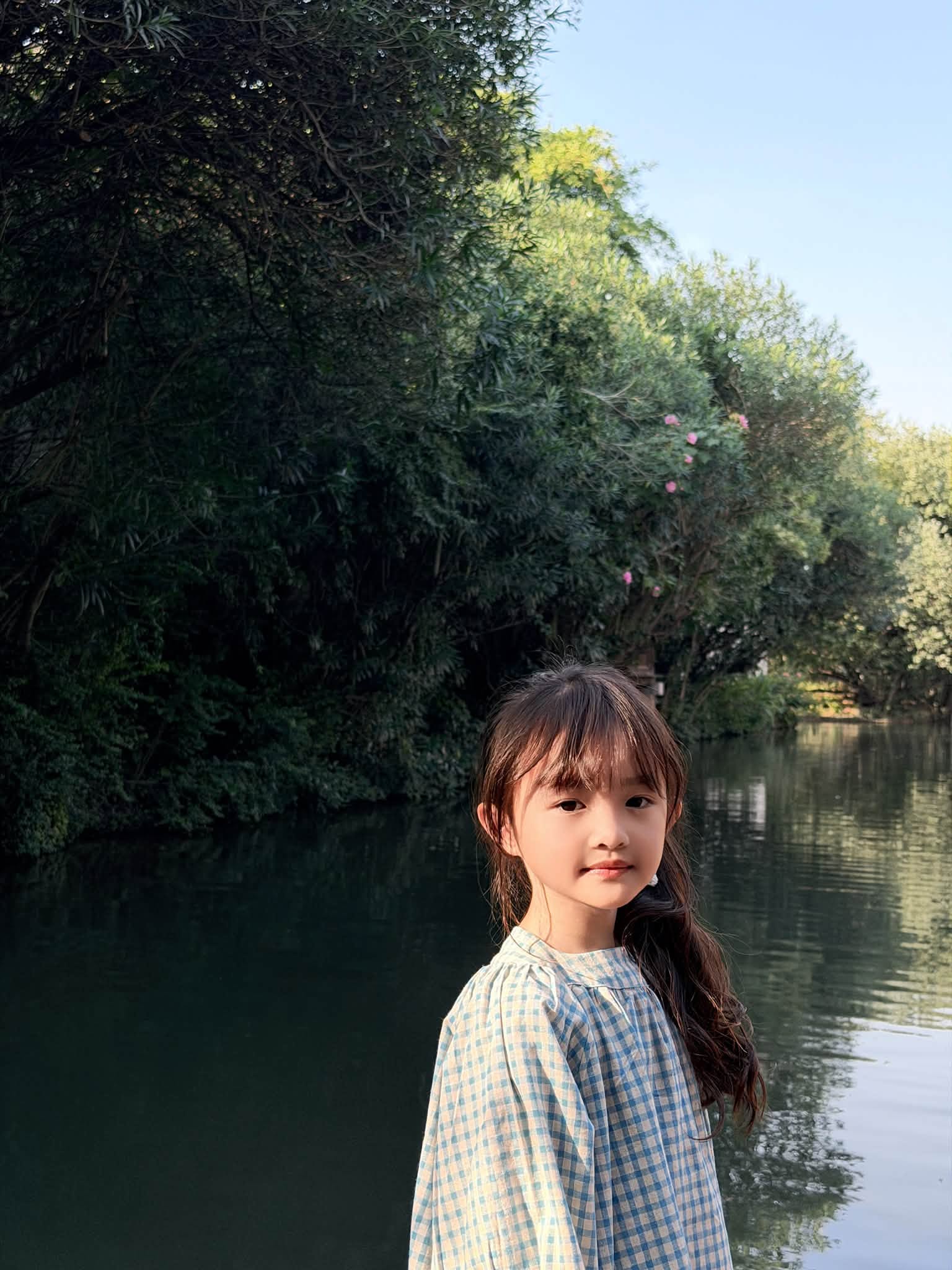 Đ&ocirc;ng Nhi đ&oacute;n sinh nhật ở Trung Quốc, khoe ảnh gia đ&igrave;nh ngọt ng&agrave;o b&ecirc;n &ocirc;ng x&atilde;, visual 2 &aacute;i nữ khiến d&acirc;n mạng xu&yacute;t xoa: Đồng loạt &ldquo;xin v&iacute;a bỏ bụng&rdquo; - Ảnh 9.