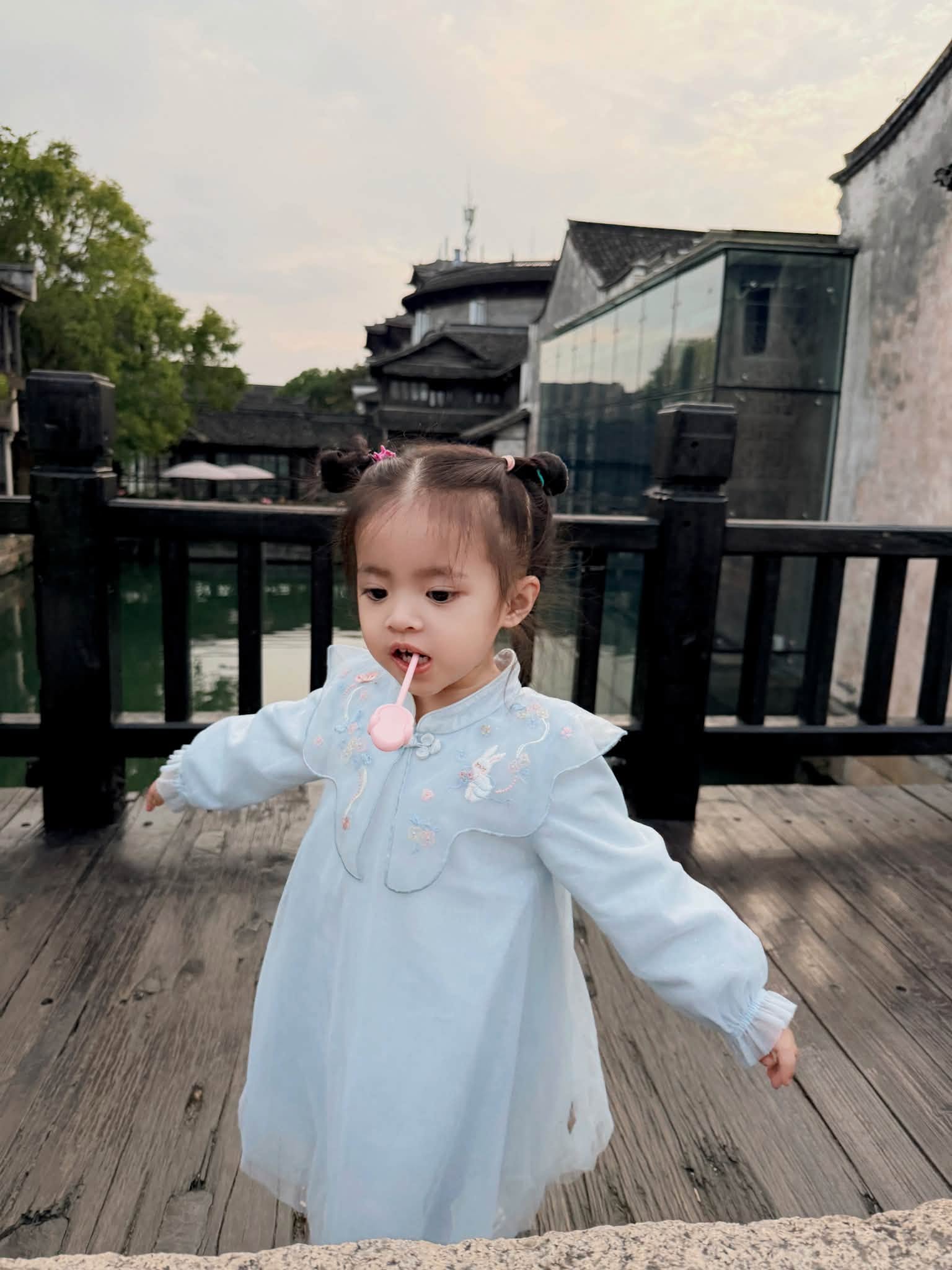 Đ&ocirc;ng Nhi đ&oacute;n sinh nhật ở Trung Quốc, khoe ảnh gia đ&igrave;nh ngọt ng&agrave;o b&ecirc;n &ocirc;ng x&atilde;, visual 2 &aacute;i nữ khiến d&acirc;n mạng xu&yacute;t xoa: Đồng loạt &ldquo;xin v&iacute;a bỏ bụng&rdquo; - Ảnh 17.