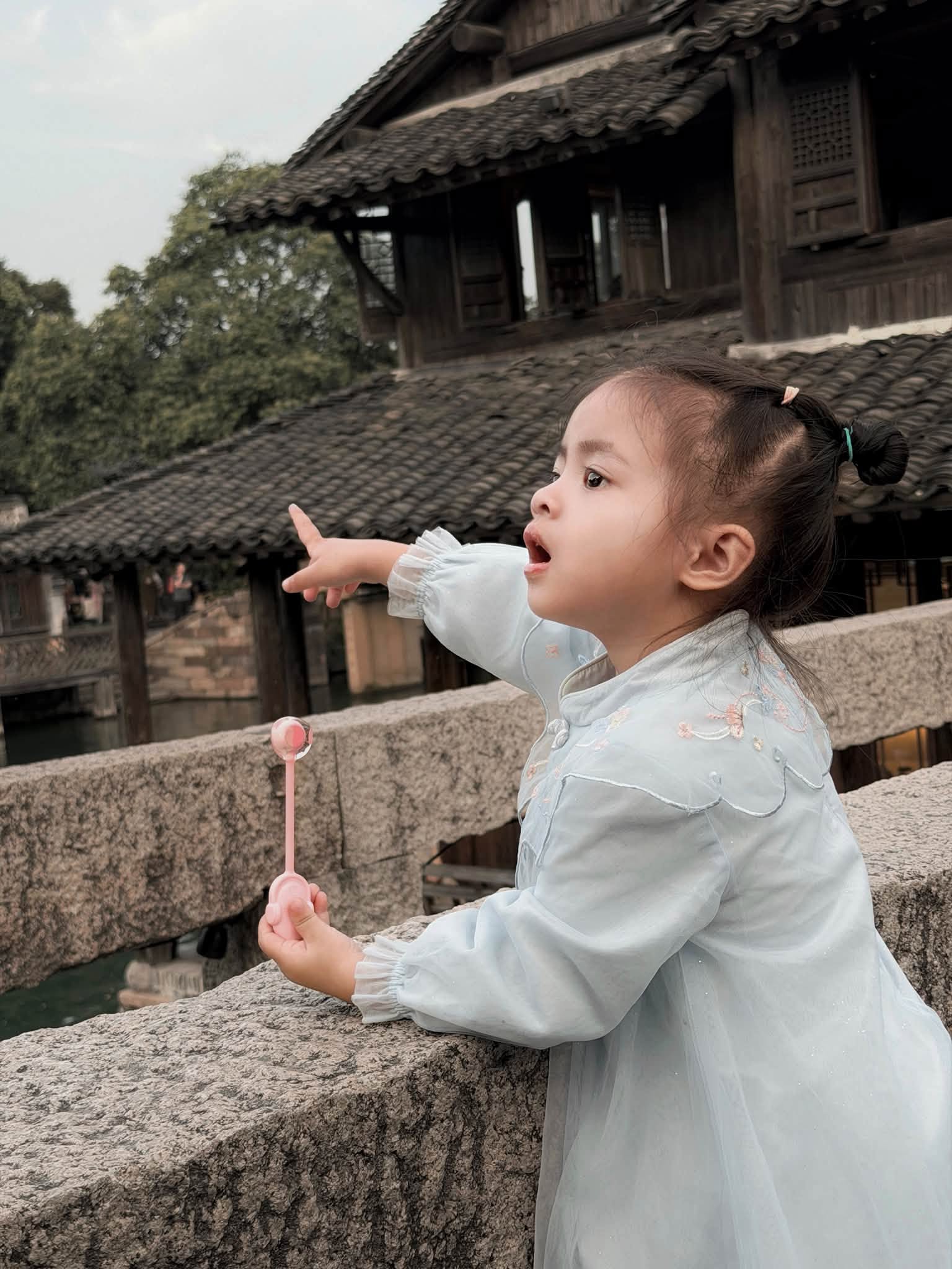 Đ&ocirc;ng Nhi đ&oacute;n sinh nhật ở Trung Quốc, khoe ảnh gia đ&igrave;nh ngọt ng&agrave;o b&ecirc;n &ocirc;ng x&atilde;, visual 2 &aacute;i nữ khiến d&acirc;n mạng xu&yacute;t xoa: Đồng loạt &ldquo;xin v&iacute;a bỏ bụng&rdquo; - Ảnh 19.