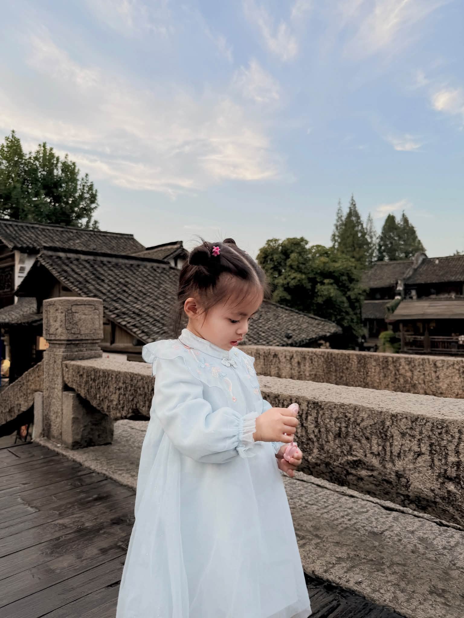 Đ&ocirc;ng Nhi đ&oacute;n sinh nhật ở Trung Quốc, khoe ảnh gia đ&igrave;nh ngọt ng&agrave;o b&ecirc;n &ocirc;ng x&atilde;, visual 2 &aacute;i nữ khiến d&acirc;n mạng xu&yacute;t xoa: Đồng loạt &ldquo;xin v&iacute;a bỏ bụng&rdquo; - Ảnh 16.