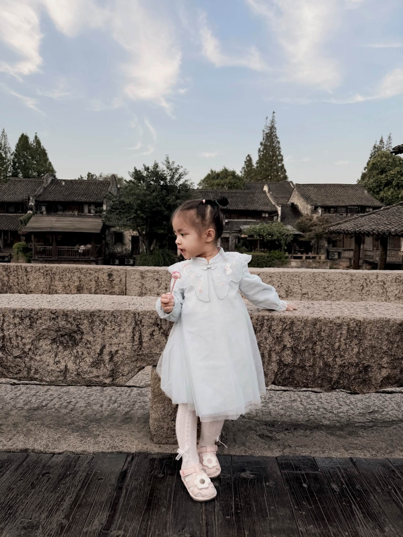 Đ&ocirc;ng Nhi đ&oacute;n sinh nhật ở Trung Quốc, khoe ảnh gia đ&igrave;nh ngọt ng&agrave;o b&ecirc;n &ocirc;ng x&atilde;, visual 2 &aacute;i nữ khiến d&acirc;n mạng xu&yacute;t xoa: Đồng loạt &ldquo;xin v&iacute;a bỏ bụng&rdquo; - Ảnh 15.