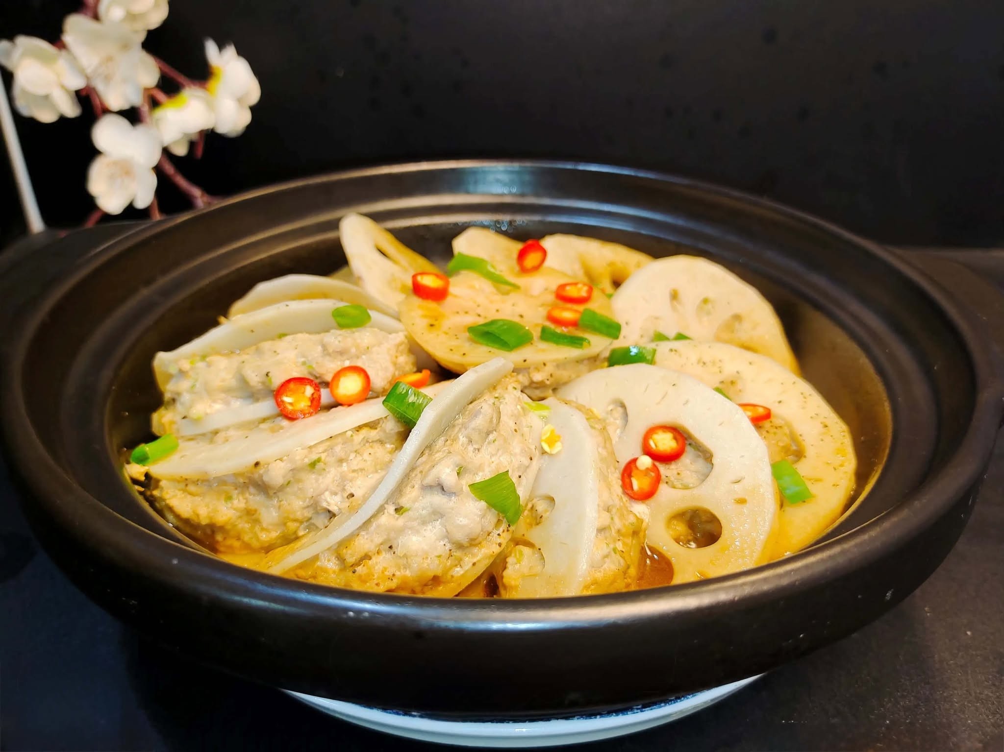 Bạn n&ecirc;n thử m&oacute;n ăn n&agrave;y: Vừa mở nắp nồi, hương thơm lan tỏa v&agrave; nước sốt trộn cơm rất ngon - Ảnh 1.