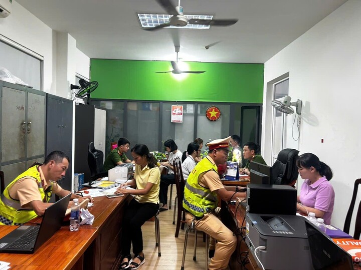6 Phụ nữ bị phạt v&igrave; chụp ảnh giữa đường đ&egrave;o Hải V&acirc;n g&acirc;y cản trở giao th&ocirc;ng - Ảnh 1.