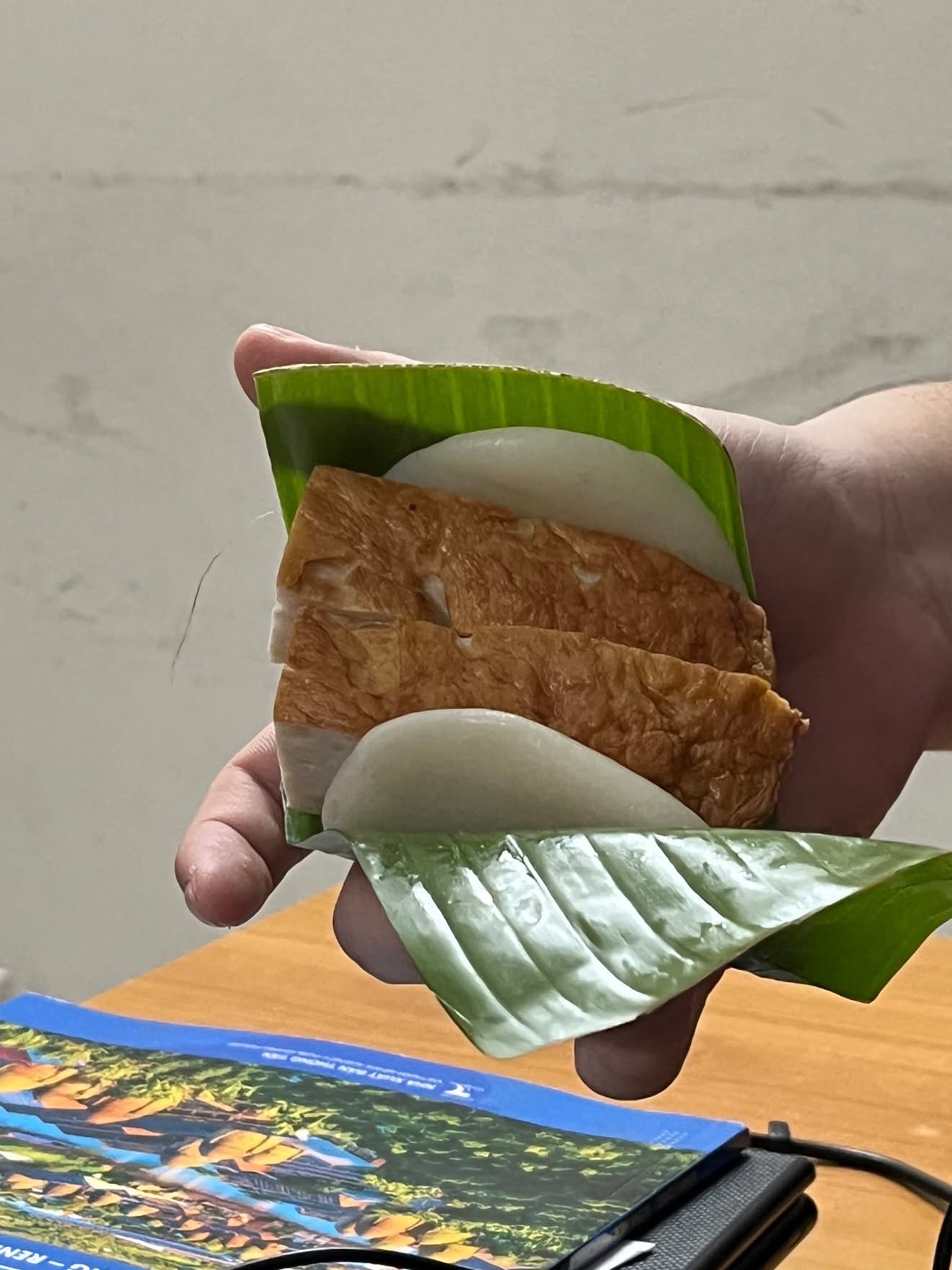 B&aacute;nh d&agrave;y kẹp chả to như vi&ecirc;n gạch: M&oacute;n ăn s&aacute;ng ngon kh&ocirc;ng thể bỏ qua năm 2026 - Ảnh 11.