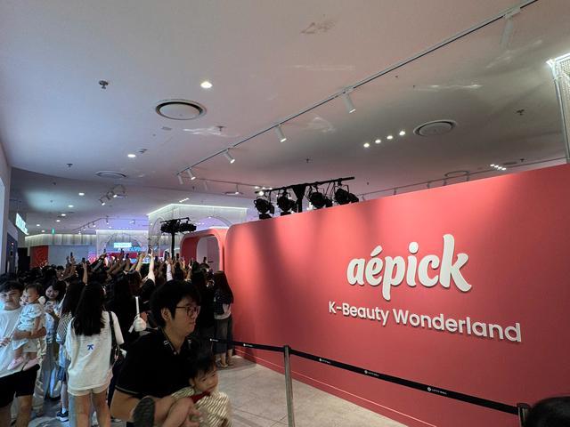 Qu&acirc;n A.P v&agrave; &ldquo;b&uacute;p b&ecirc; Nga&rdquo; Dasha Taran khuấy động Pop-up a&eacute;pick K-Beauty Wonderland tại Lotte Mall West Lake - Ảnh 1.