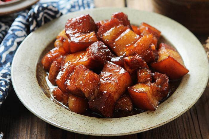 Đ&acirc;y l&agrave; c&aacute;ch nấu thịt ba chỉ kho ngon nhất: Kh&ocirc;ng cần th&ecirc;m một giọt nước n&agrave;o m&agrave; m&agrave;u đỏ b&oacute;ng v&agrave; mềm ngon - Ảnh 1.