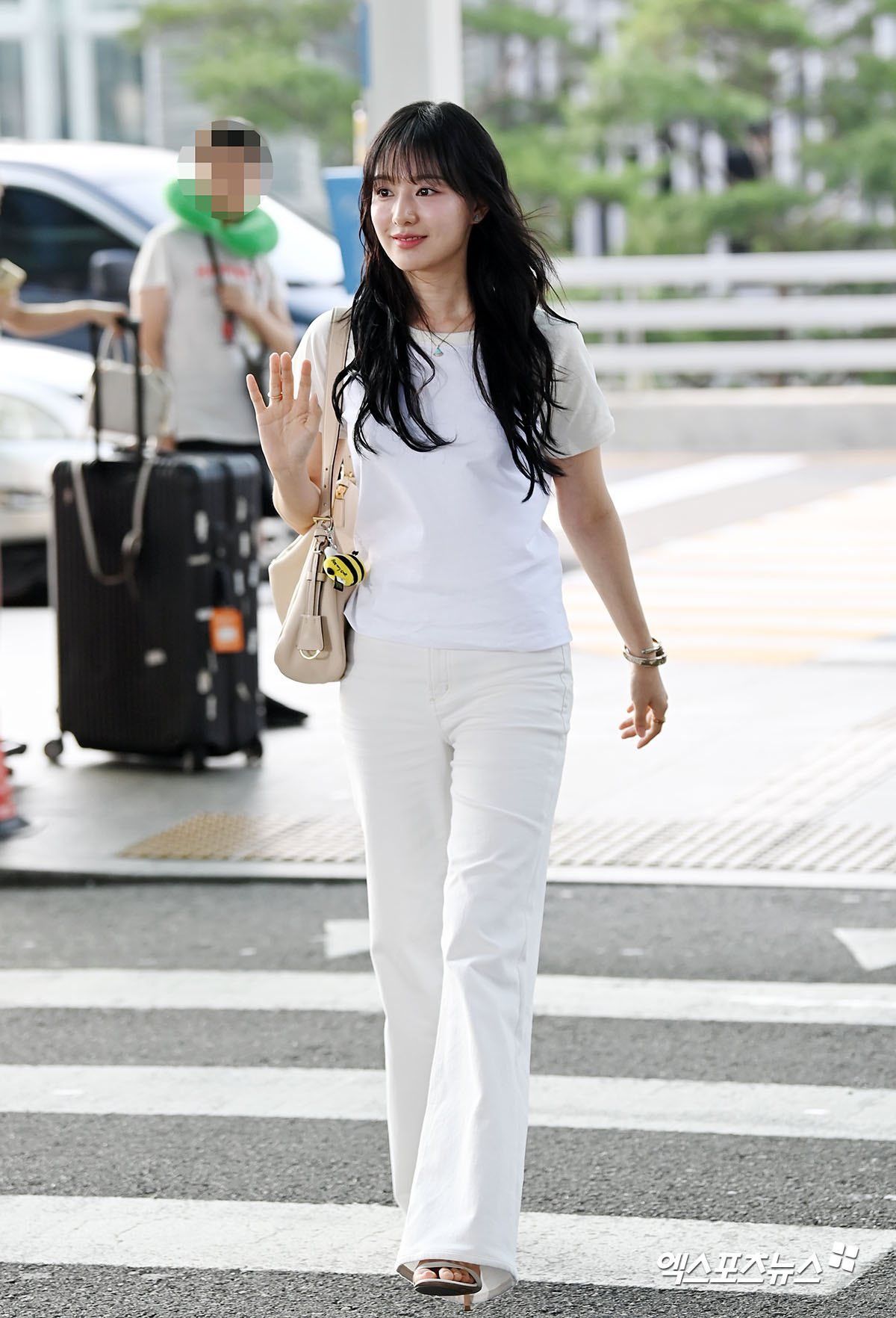 Nữ b&aacute;c sĩ Kim Ji Won v&agrave; gu thời trang tối giản g&acirc;y sốt to&agrave;n cầu năm 2026 - Ảnh 5.