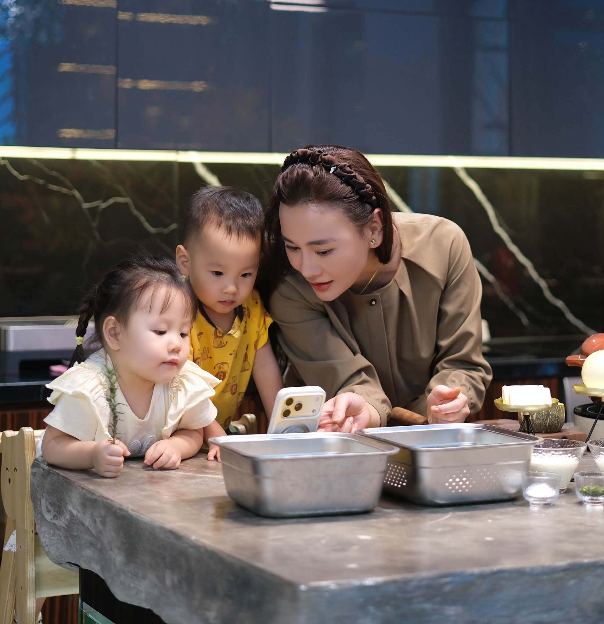 2 con của Phương Oanh th&agrave;nh 2 &ldquo;chef nh&iacute;&rdquo;, c&ugrave;ng mẹ nấu ăn nhận nhiều lời khen ngợi- Ảnh 1.