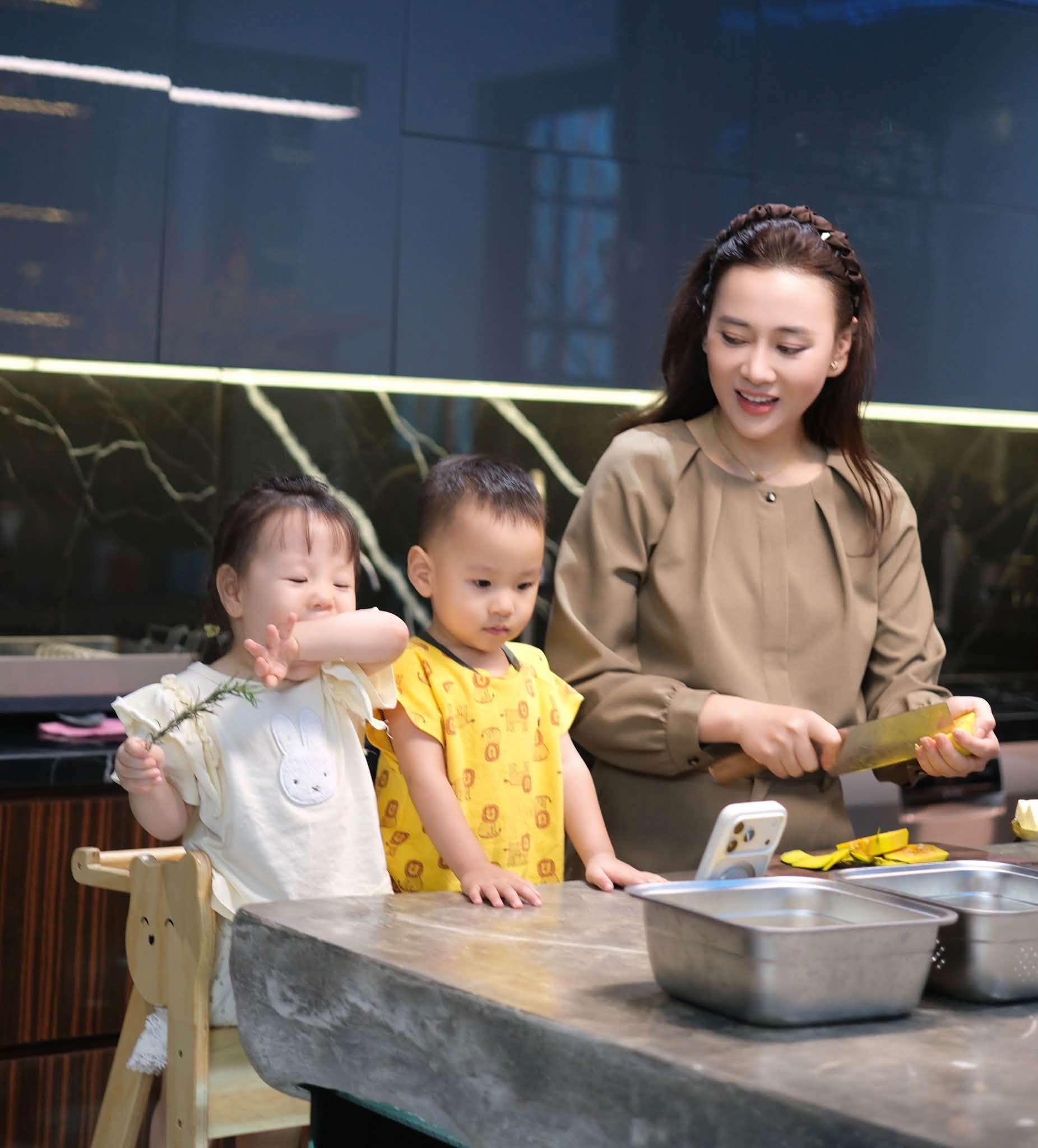 2 con của Phương Oanh th&agrave;nh 2 &ldquo;chef nh&iacute;&rdquo;, c&ugrave;ng mẹ nấu ăn nhận nhiều lời khen ngợi- Ảnh 2.