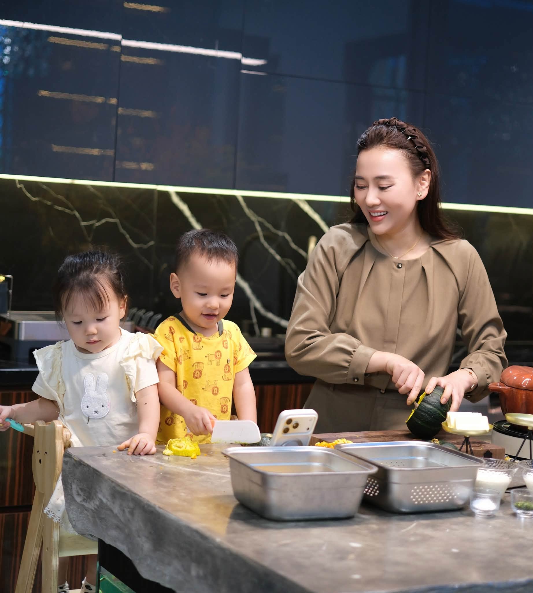 2 con của Phương Oanh th&agrave;nh 2 &ldquo;chef nh&iacute;&rdquo;, c&ugrave;ng mẹ nấu ăn nhận nhiều lời khen ngợi- Ảnh 5.