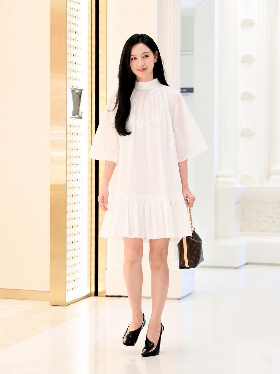 Nữ b&aacute;c sĩ Kim Ji Won v&agrave; gu thời trang tối giản g&acirc;y sốt to&agrave;n cầu năm 2026 - Ảnh 3.