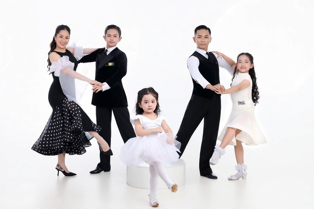 Hai n&agrave;ng c&ocirc;ng ch&uacute;a nh&agrave; Kh&aacute;nh Thi - Phan Hiển: Chị dịu d&agrave;ng, em l&eacute;m lỉnh- Ảnh 6.