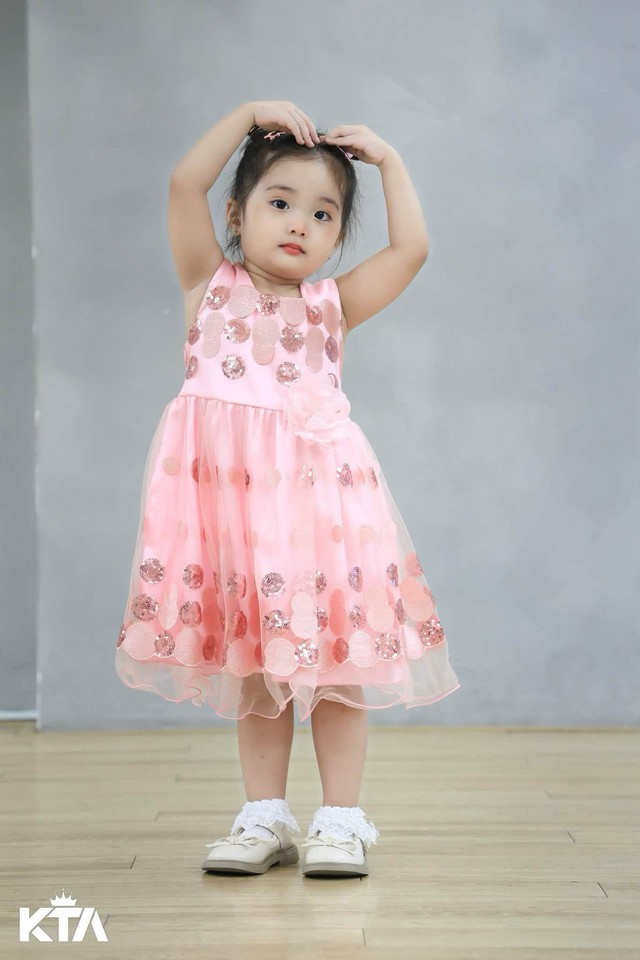 Hai n&agrave;ng c&ocirc;ng ch&uacute;a nh&agrave; Kh&aacute;nh Thi - Phan Hiển: Chị dịu d&agrave;ng, em l&eacute;m lỉnh- Ảnh 5.