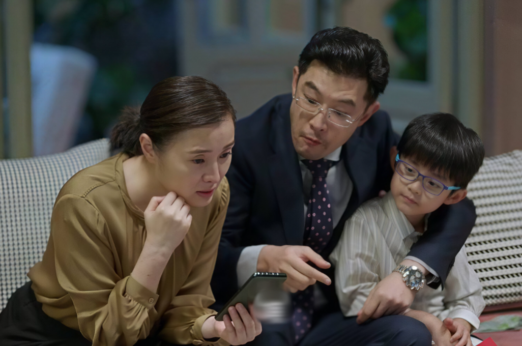 Suốt 5 năm, t&ocirc;i từng nghĩ nh&agrave; chồng chẳng c&oacute; g&igrave;, cho đến khi bố mẹ gọi c&aacute;c con về v&agrave; tiết lộ khối t&agrave;i sản khiến t&ocirc;i cho&aacute;ng v&aacute;ng - Ảnh 1.