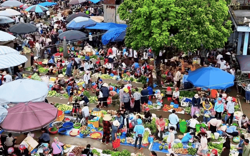 Đến Lai Châu sáng Chủ nhật, nhất định phải ghé khu chợ phiên vùng cao rực rỡ sắc màu này - Ảnh 3.