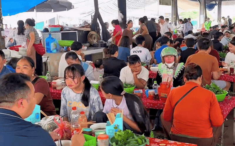 Đến Lai Châu sáng Chủ nhật, nhất định phải ghé khu chợ phiên vùng cao rực rỡ sắc màu này - Ảnh 5.