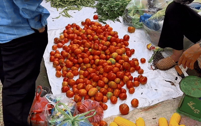 Đến Lai Châu sáng Chủ nhật, nhất định phải ghé khu chợ phiên vùng cao rực rỡ sắc màu này - Ảnh 10.