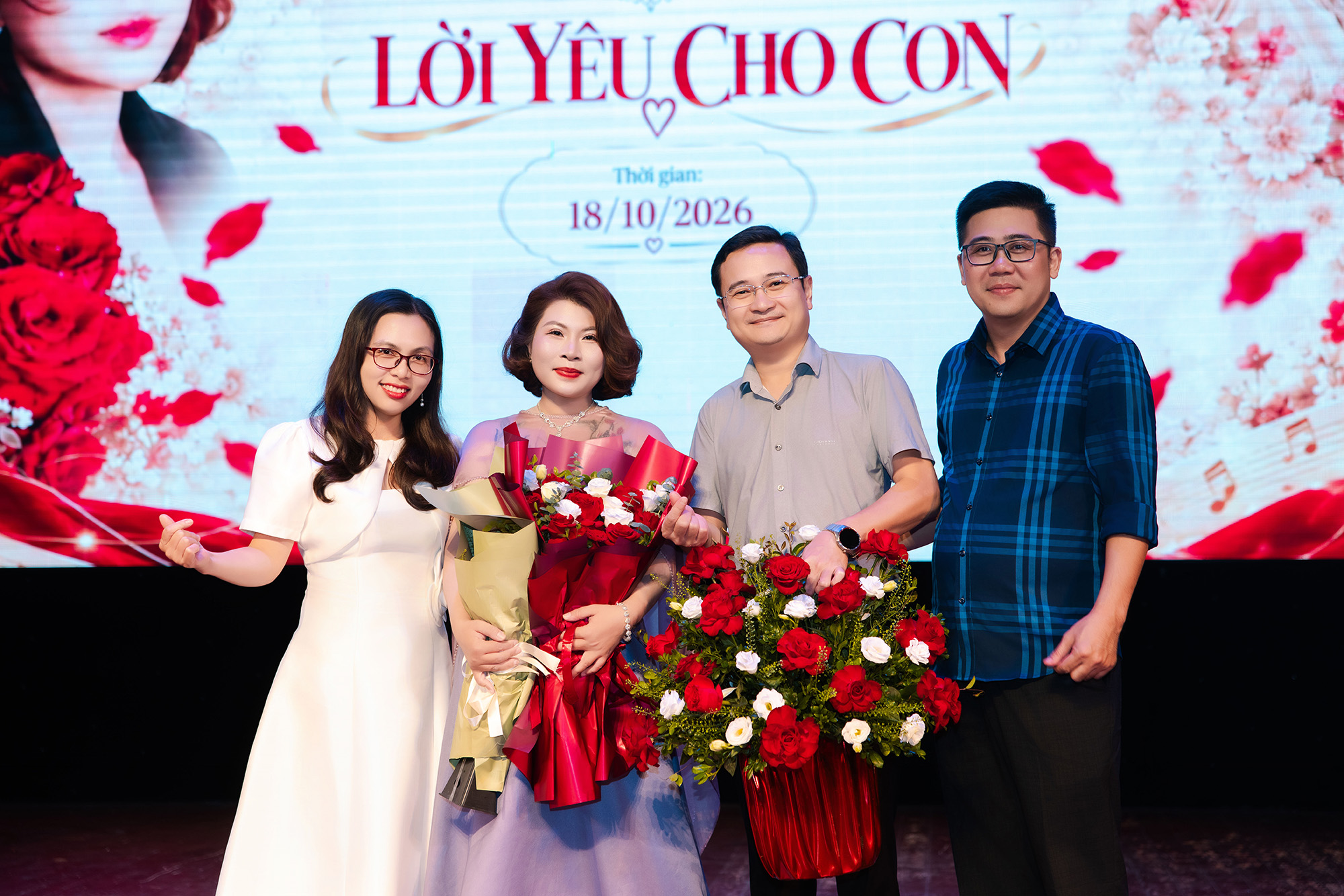 Gallery - Ca sĩ Phương Mai rưng rưng khi lần đầu được thầy khen trong buổi ra mắt MV Lời yêu cho con