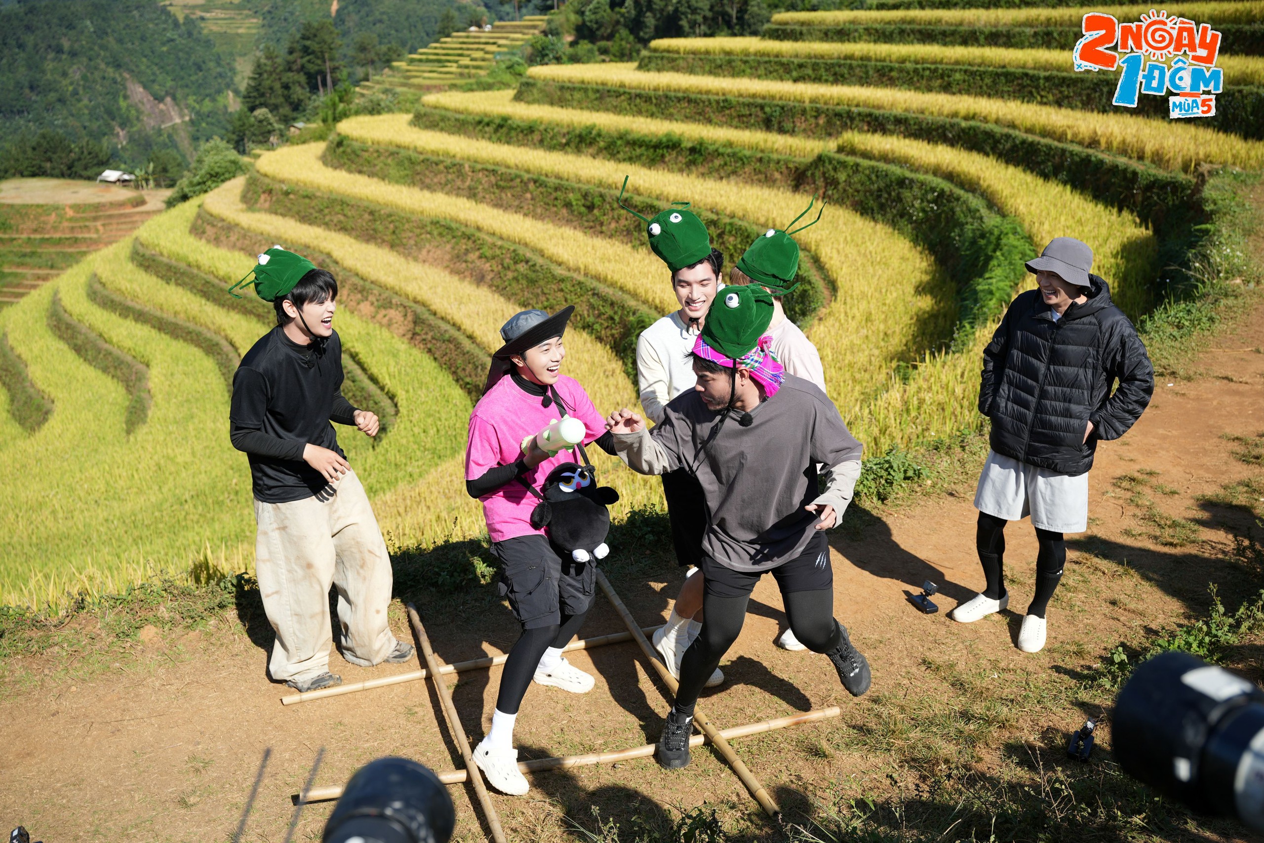 Gallery - Dàn cast 2 Ngày 1 Đêm mùa 5 náo loạn Yên Bái: Lê Dương Bảo Lâm nằm làm đạo cụ, Dương Domic được đồng đội hồi sinh liên tục - image 2