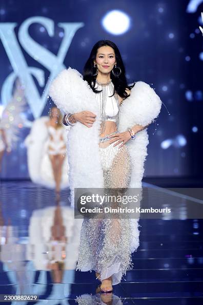 Lưu Văn tỏa s&aacute;ng tại Victoria ' s Secret Fashion Show 2026 với phong c&aacute;ch v&agrave; thần th&aacute;i ấn tượng - Ảnh 4.