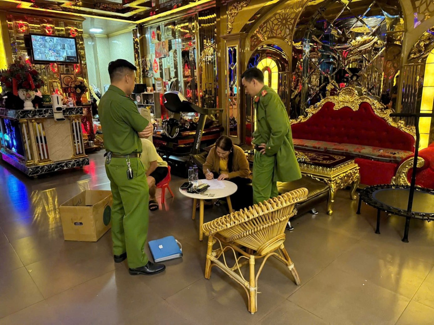 Cảnh b&aacute;o mới từ C&ocirc;ng an cho người d&acirc;n đi h&aacute;t karaoke an to&agrave;n năm 2026 - Ảnh 2.