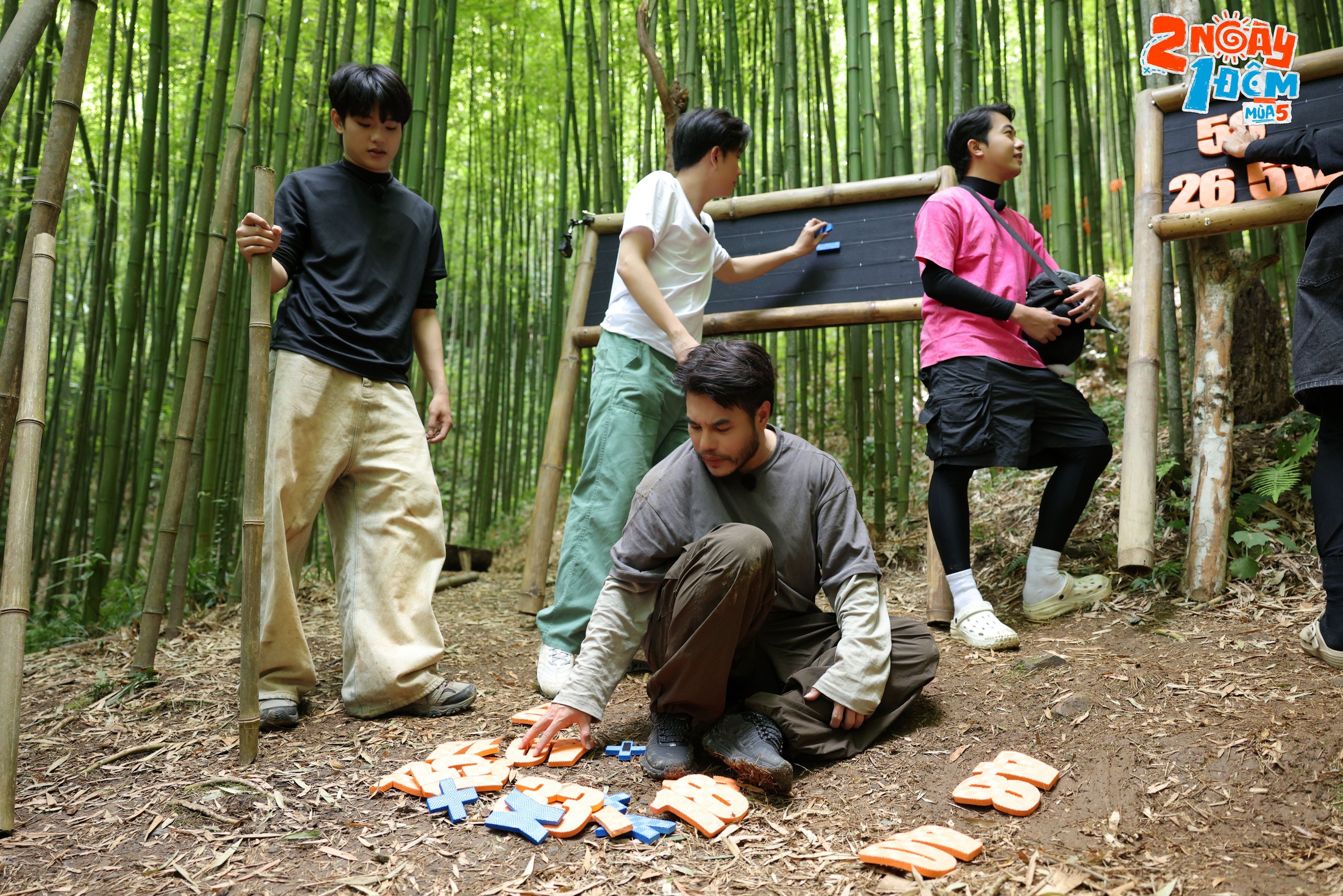 Gallery - Dàn cast 2 Ngày 1 Đêm mùa 5 náo loạn Yên Bái: Lê Dương Bảo Lâm nằm làm đạo cụ, Dương Domic được đồng đội hồi sinh liên tục - image 6