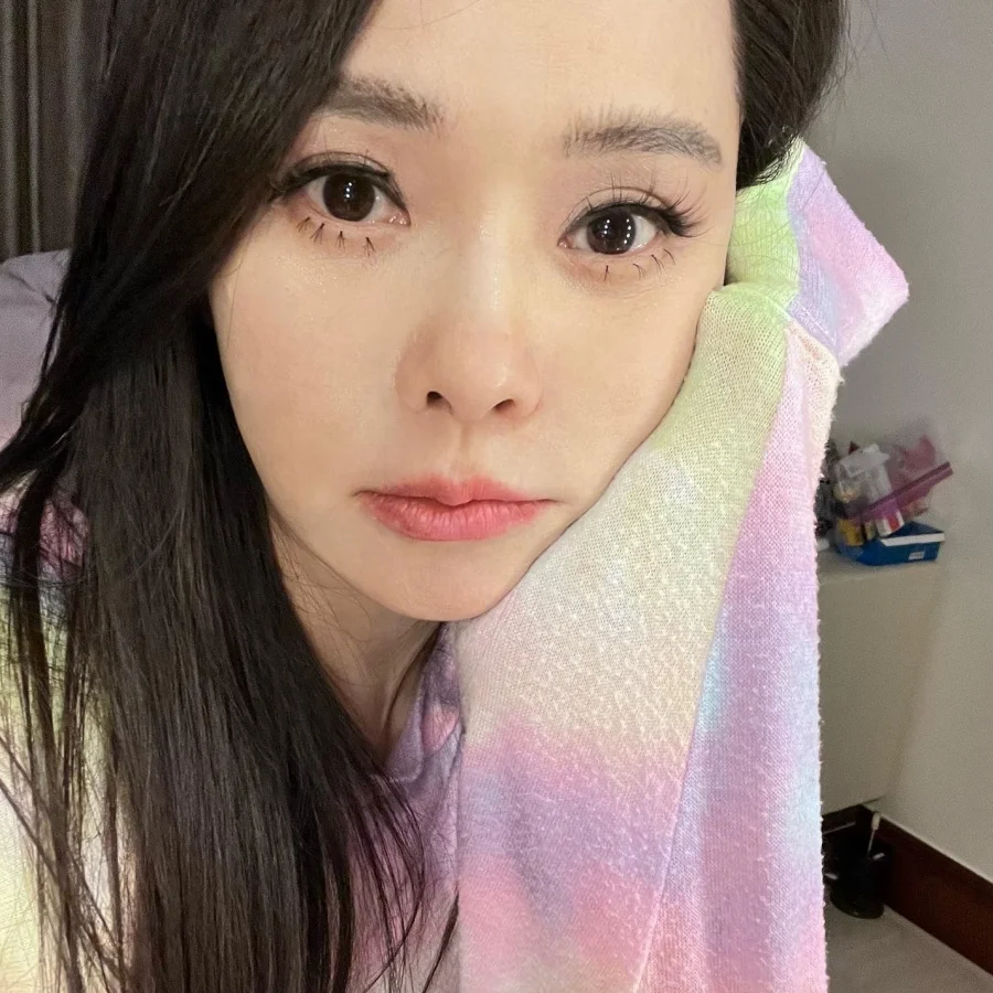 58 tuổi vẫn giữ phong độ trẻ trung, Y Năng Tĩnh tiết lộ 3 thói quen chăm sóc bản thân thường làm mỗi ngày vào mùa thu - Ảnh 2.