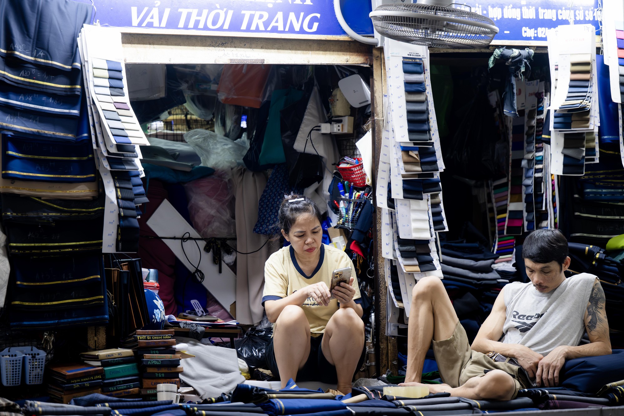 Chợ Đồng Xu&acirc;n 2026: Tiểu thương chờ kh&aacute;ch , đắm ch&igrave;m trong phim AI cả ng&agrave;y - Ảnh 12.