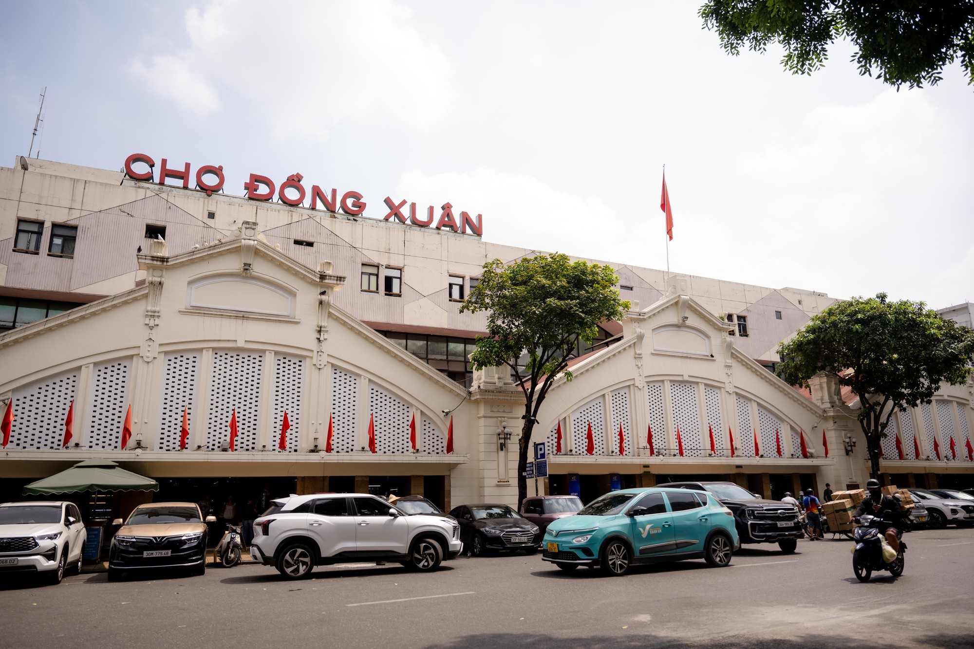 Chợ Đồng Xu&acirc;n 2026: Tiểu thương chờ kh&aacute;ch , đắm ch&igrave;m trong phim AI cả ng&agrave;y - Ảnh 1.