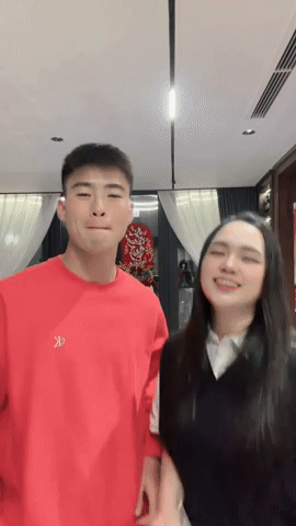 Quỳnh Anh nhận v&ograve;ng tay triệu đồng từ Duy Mạnh sau thời gian chăm s&oacute;c ở Mỹ - Ảnh 9.