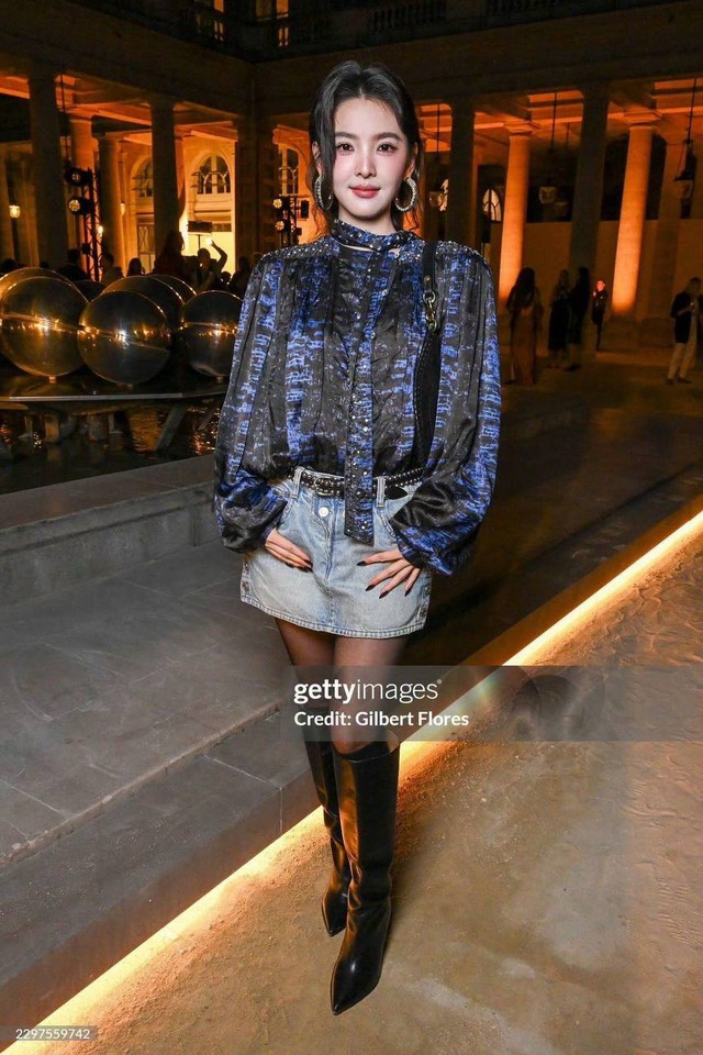 Chương Nhược Nam mặc sến đi fashion week, bù lại được 1 điểm- Ảnh 1.