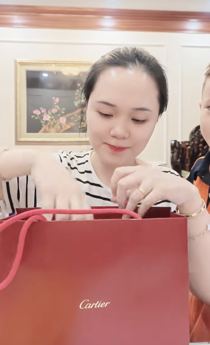 Quỳnh Anh nhận v&ograve;ng tay triệu đồng từ Duy Mạnh sau thời gian chăm s&oacute;c ở Mỹ - Ảnh 1.