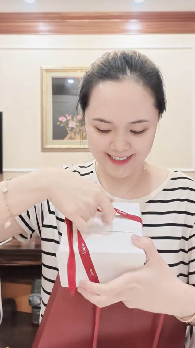 Quỳnh Anh nhận v&ograve;ng tay triệu đồng từ Duy Mạnh sau thời gian chăm s&oacute;c ở Mỹ - Ảnh 2.