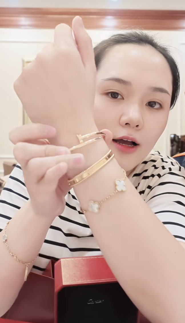 Quỳnh Anh nhận v&ograve;ng tay triệu đồng từ Duy Mạnh sau thời gian chăm s&oacute;c ở Mỹ - Ảnh 4.