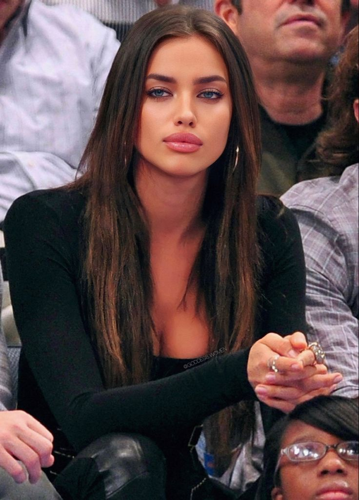 Irina Shayk trở lại Victoria ' s Secret 2026: V&oacute;c d&aacute;ng quyến rũ bất chấp thai kỳ - Ảnh 7.