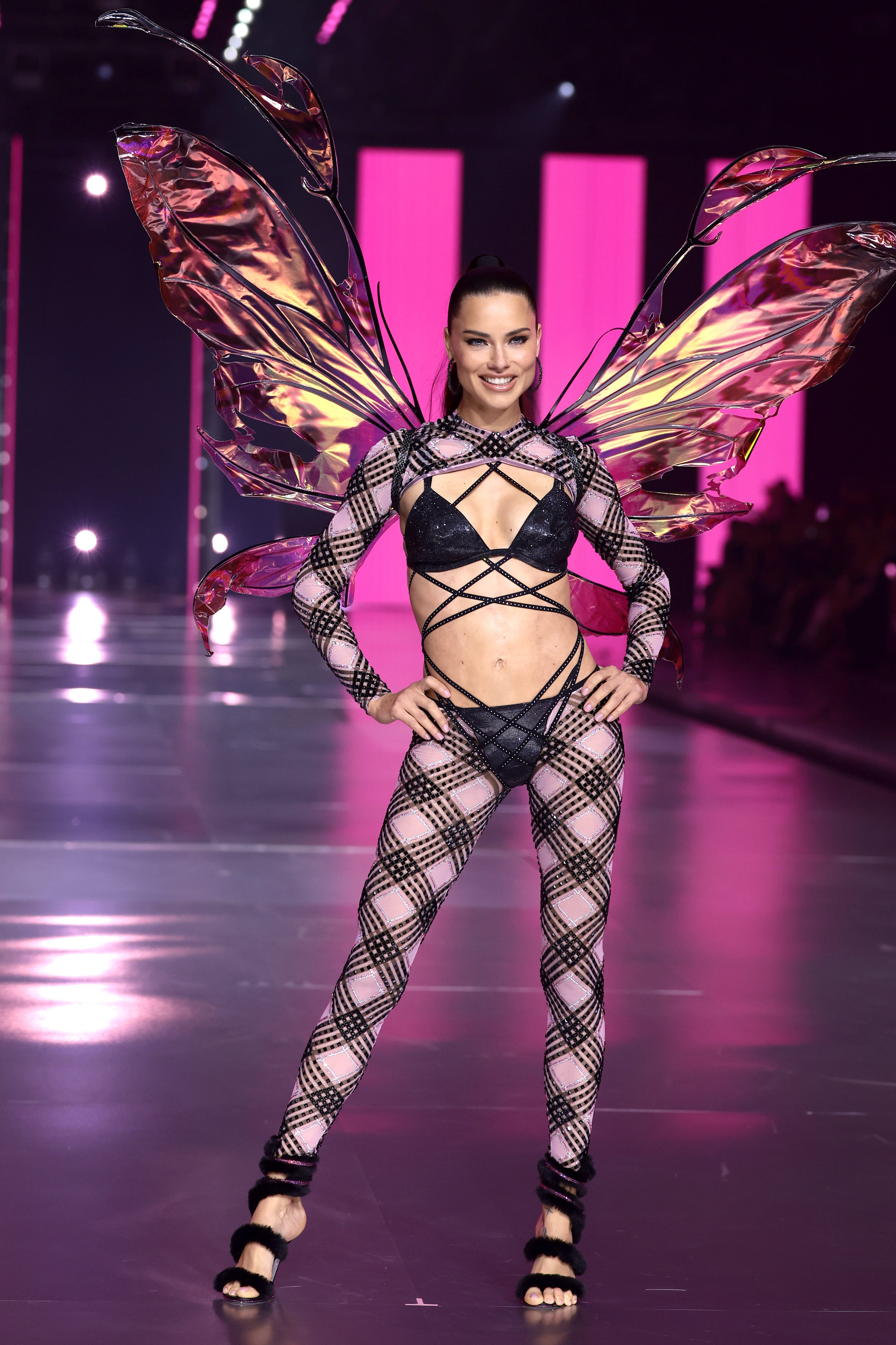 Từ c&ocirc; g&aacute;i su&yacute;t th&agrave;nh nữ tu, Adriana Lima m&atilde;i l&agrave; biểu tượng vĩnh cửu của Victoria's Secret- Ảnh 15.