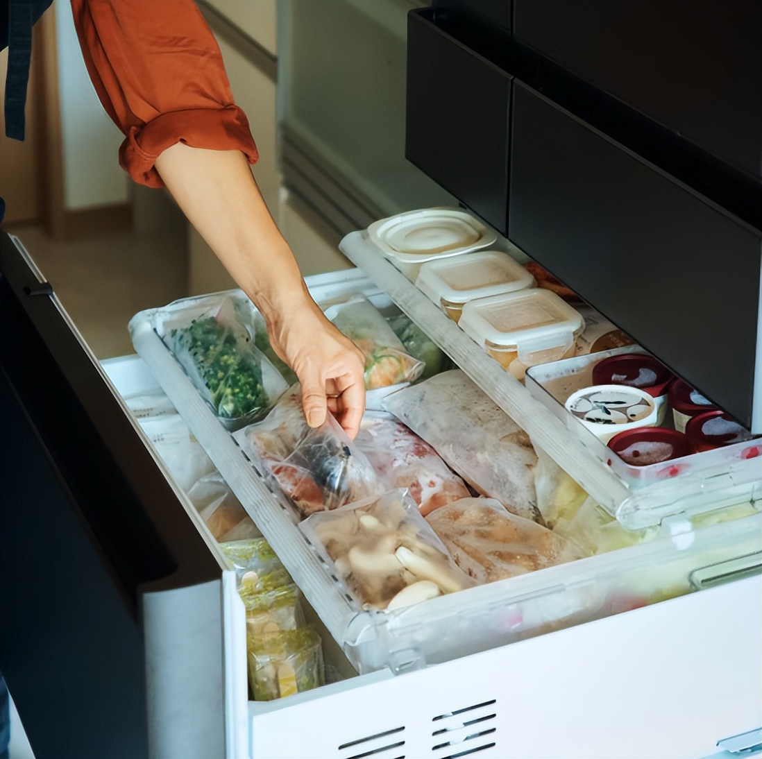 Một căn bếp sạch sẽ mang lại một tâm trí thanh thản: Hành trình “dọn tủ lạnh” của một phụ nữ trung niên - Ảnh 2.