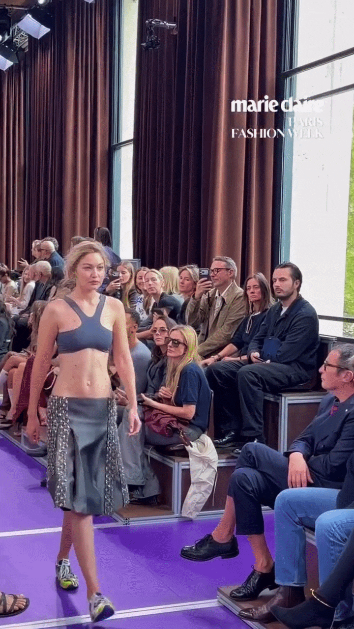 Gigi Hadid gặp chỉ tr&iacute;ch tại Victoria ' s Secret Fashion Show 2026: M&agrave;n tr&igrave;nh diễn g&acirc;y tranh c&atilde;i - Ảnh 4.