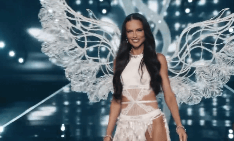 Từ c&ocirc; g&aacute;i su&yacute;t th&agrave;nh nữ tu, Adriana Lima m&atilde;i l&agrave; biểu tượng vĩnh cửu của Victoria's Secret- Ảnh 20.