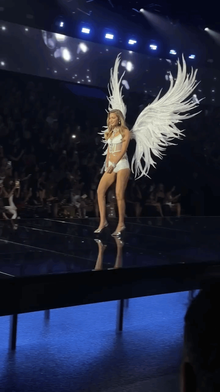 Gigi Hadid gặp chỉ tr&iacute;ch tại Victoria ' s Secret Fashion Show 2026: M&agrave;n tr&igrave;nh diễn g&acirc;y tranh c&atilde;i - Ảnh 1.