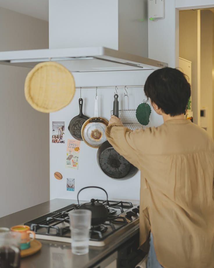 Dọn nh&agrave; một lần, t&ocirc;i mới hiểu v&igrave; sao c&agrave;ng mua nhiều c&agrave;ng dễ thấy thiếu: 3 thay đổi gi&uacute;p ti&ecirc;u tiền tỉnh t&aacute;o hơn - Ảnh 3.