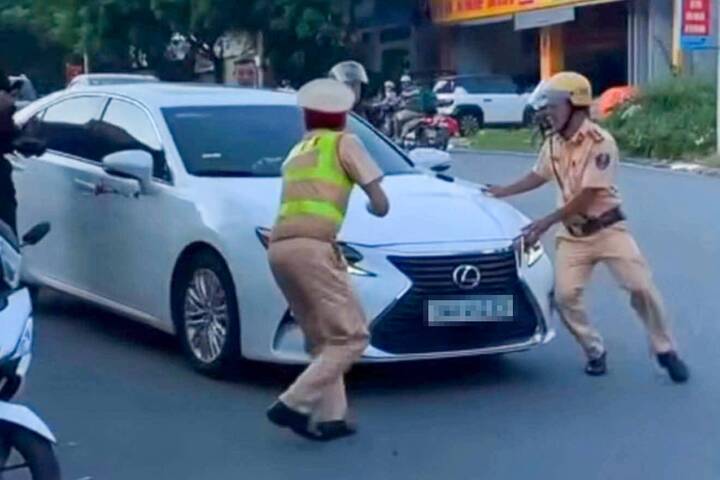 Nữ t&agrave;i xế l . K . A . Chốt cửa &ocirc; t&ocirc; v&agrave; tăng ga bỏ chạy khi bị CSGT dừng xe - Ảnh 2.