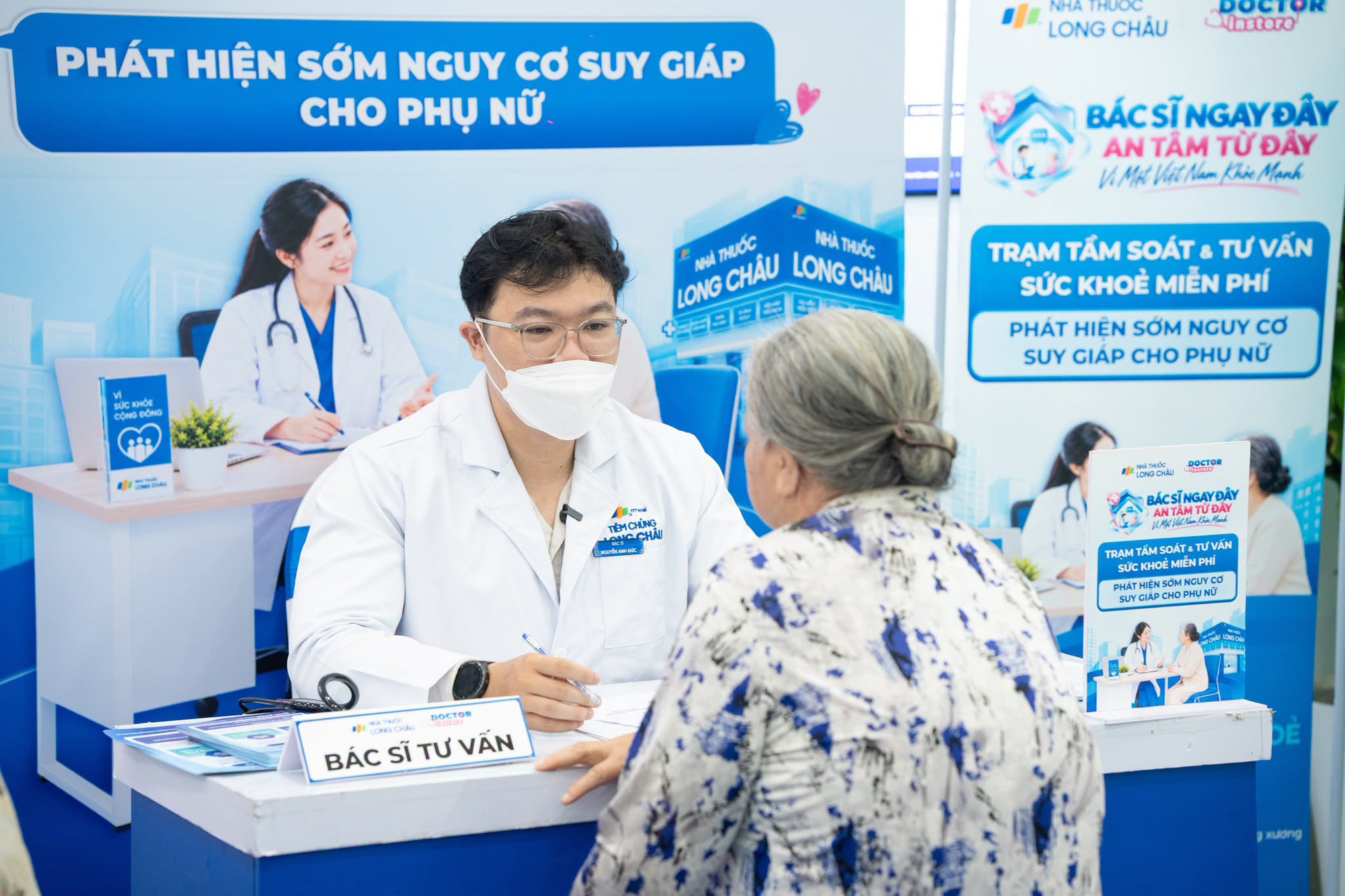 Tư vấn sức khỏe 1:1 c&ugrave;ng b&aacute;c sĩ tại nh&agrave; thuốc Long Ch&acirc;u, gi&uacute;p người d&acirc;n nhận diện sớm nguy cơ tuyến gi&aacute;p, mỡ m&aacute;u, đ&aacute;i th&aacute;o đường - Ảnh 1.