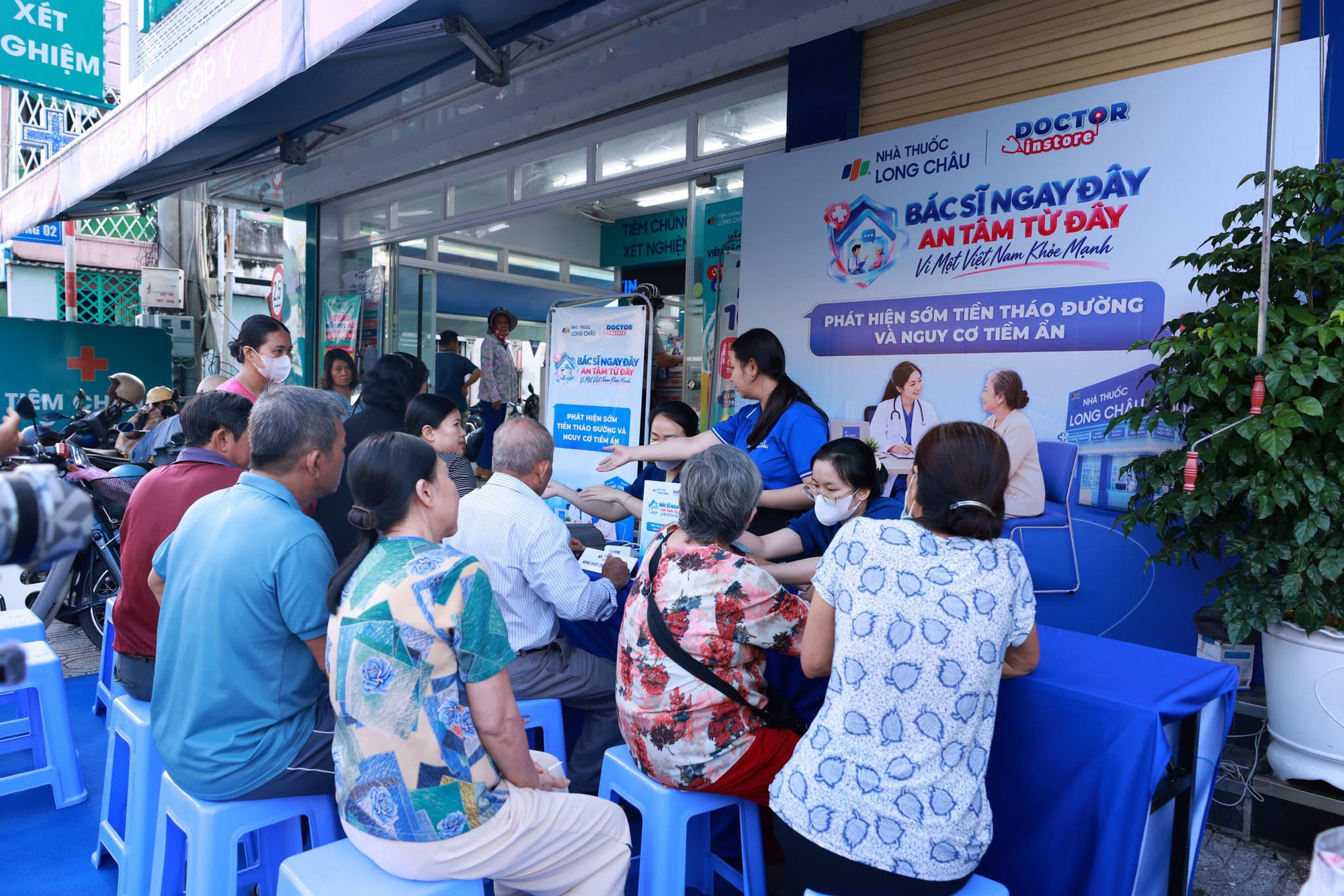 Tư vấn sức khỏe 1:1 c&ugrave;ng b&aacute;c sĩ tại nh&agrave; thuốc Long Ch&acirc;u, gi&uacute;p người d&acirc;n nhận diện sớm nguy cơ tuyến gi&aacute;p, mỡ m&aacute;u, đ&aacute;i th&aacute;o đường - Ảnh 2.