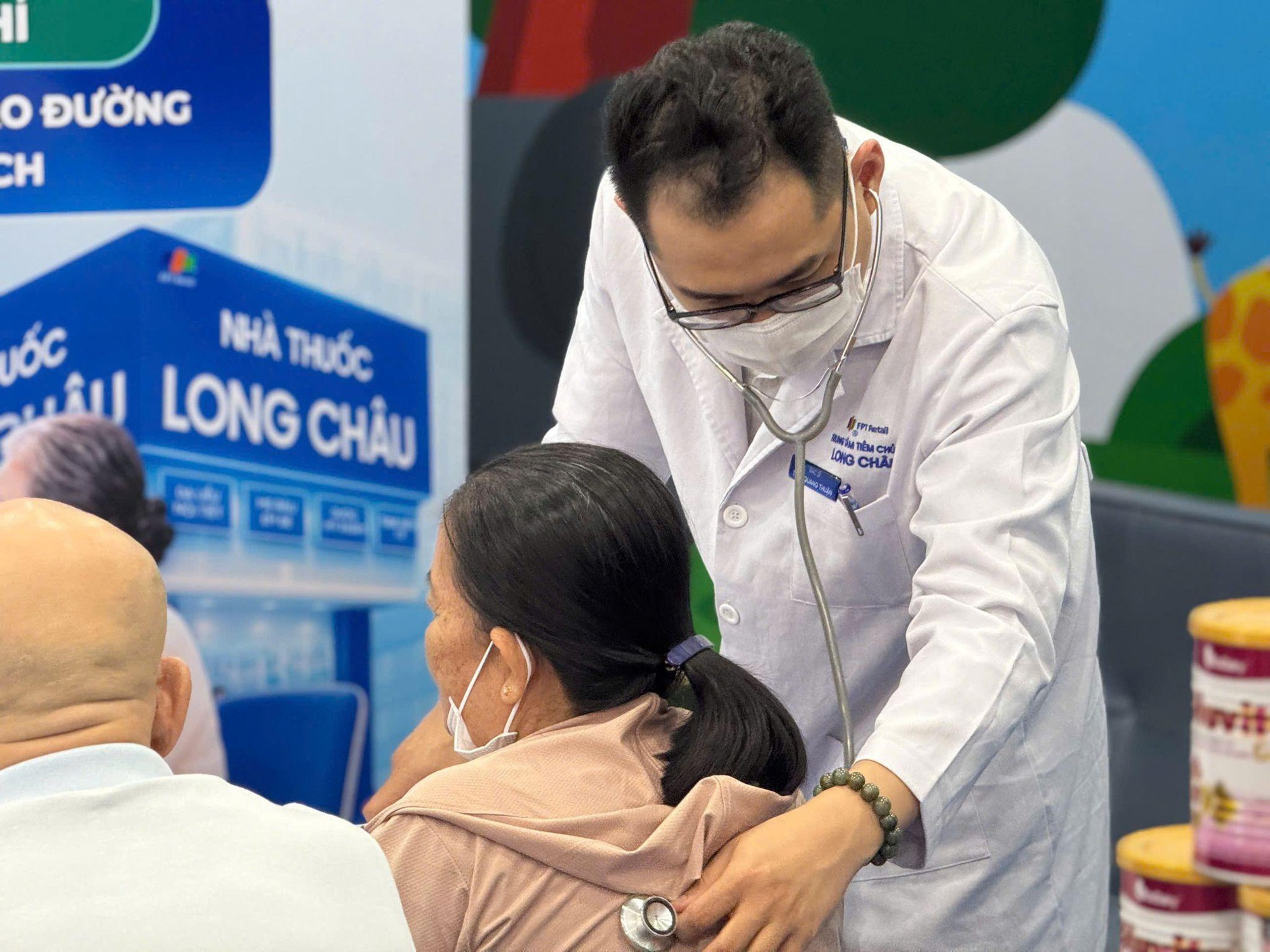 Tư vấn sức khỏe 1:1 c&ugrave;ng b&aacute;c sĩ tại nh&agrave; thuốc Long Ch&acirc;u, gi&uacute;p người d&acirc;n nhận diện sớm nguy cơ tuyến gi&aacute;p, mỡ m&aacute;u, đ&aacute;i th&aacute;o đường - Ảnh 3.