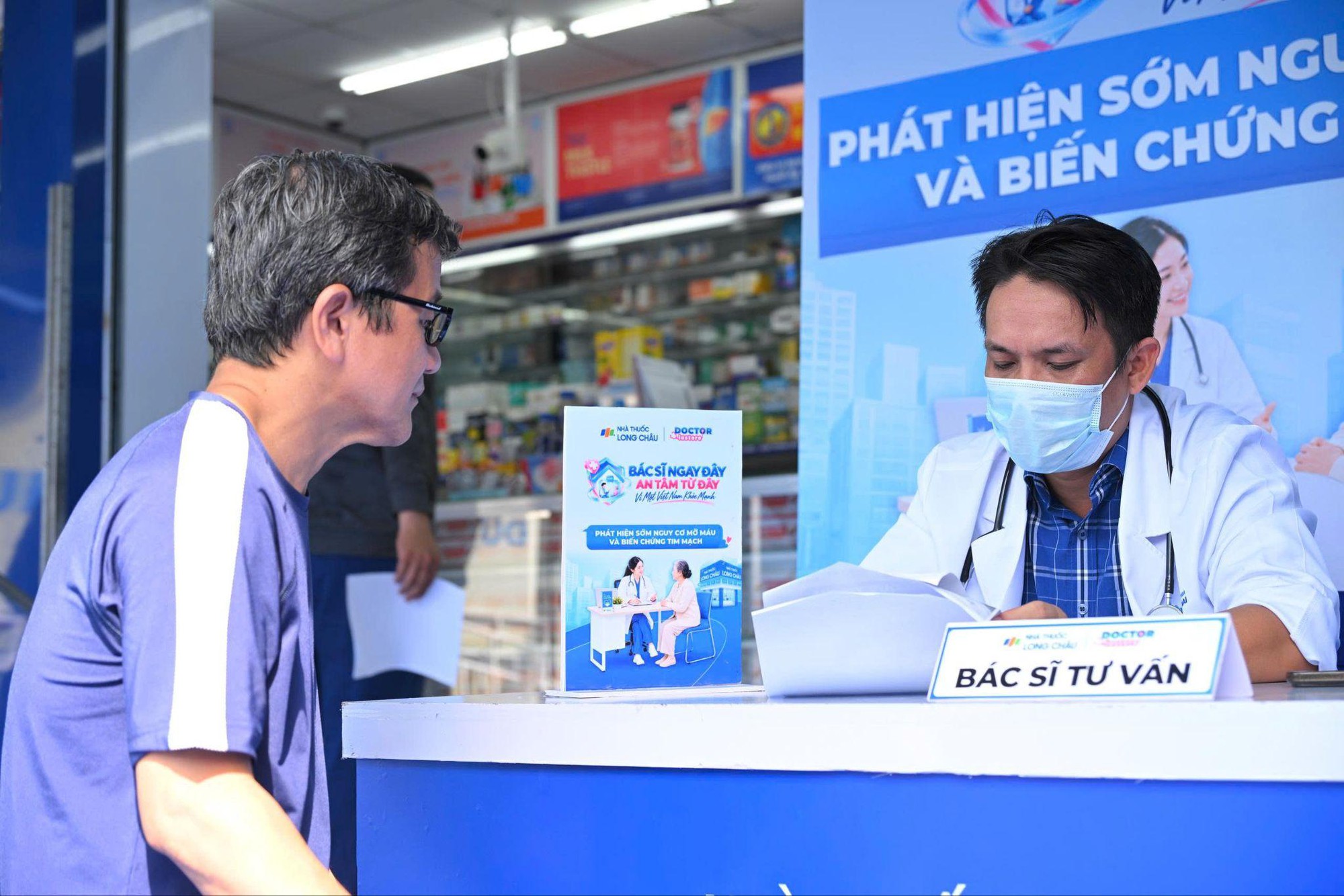 Tư vấn sức khỏe 1:1 c&ugrave;ng b&aacute;c sĩ tại nh&agrave; thuốc Long Ch&acirc;u, gi&uacute;p người d&acirc;n nhận diện sớm nguy cơ tuyến gi&aacute;p, mỡ m&aacute;u, đ&aacute;i th&aacute;o đường - Ảnh 4.